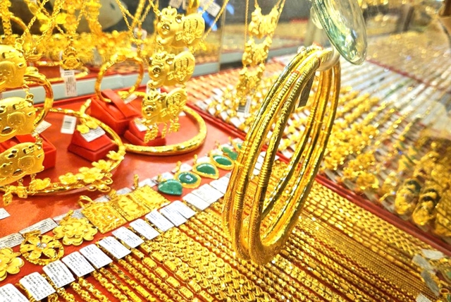 Giá vàng hôm nay ngày 8/10 tăng rất mạnh, liên tiếp phá đỉnh- Ảnh 1.