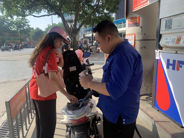 Giá xăng dầu đồng loạt giảm, RON95 dưới mốc 20.000 đồng/lít- Ảnh 2. giá xăng