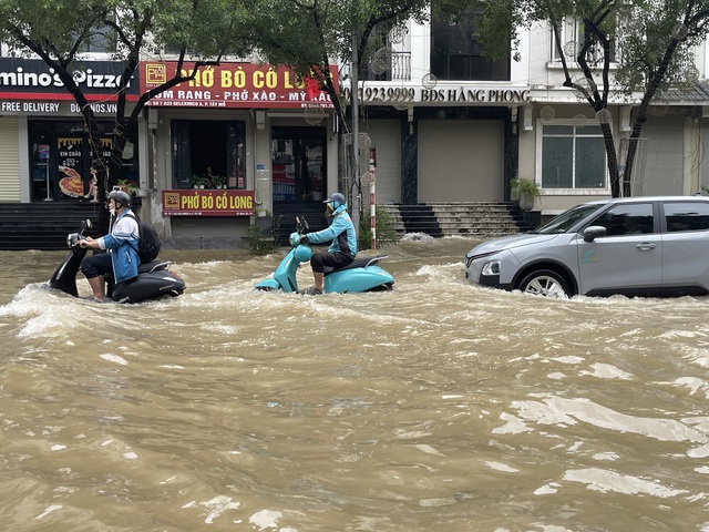 Hà Nội: 'Ốc đảo An Khánh' lại chìm trong biển nước sau mưa- Ảnh 2.