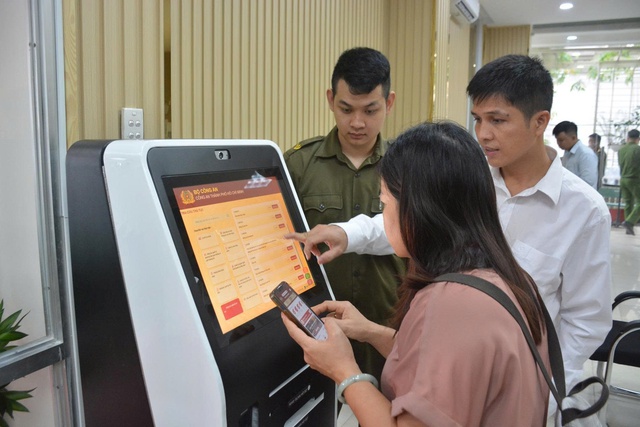 Công an cấp xã TPHCM đồng loạt ra mắt bộ phận một cửa phục vụ người dân- Ảnh 2.