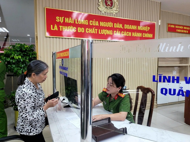 Công an cấp xã TPHCM đồng loạt ra mắt bộ phận một cửa phục vụ người dân- Ảnh 3.