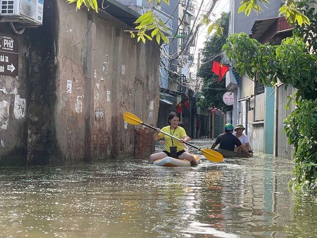 Sau ngập lụt, dịch vụ dọn nhà 'đắt khách'- Ảnh 3.