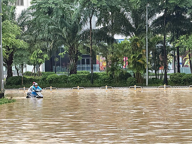Cận cảnh những điểm còn ngập sâu ở Hà Nội sáng 8/10- Ảnh 2.