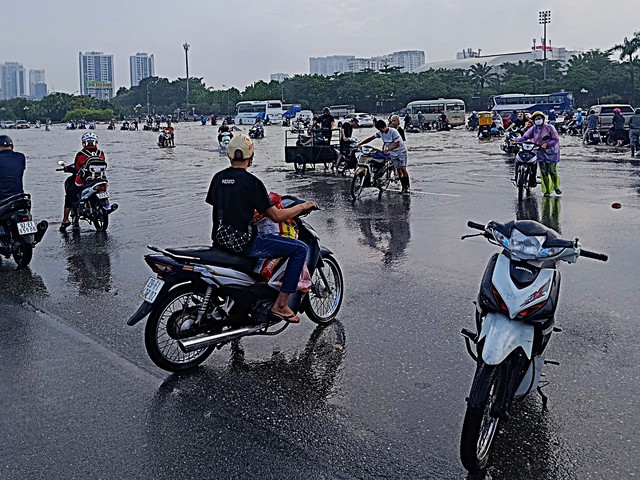 Cận cảnh những điểm còn ngập sâu ở Hà Nội sáng 8/10- Ảnh 5.