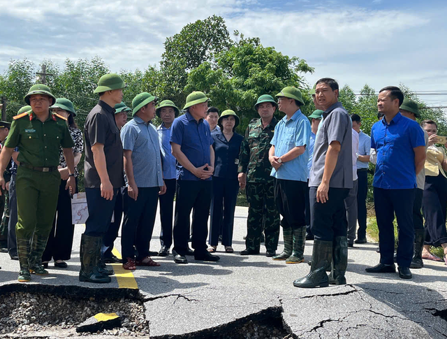 Phó Thủ tướng Thường trực Chính phủ Nguyễn Hòa Bình kiểm tra, chỉ đạo khắc phục vỡ đê bối tại Bắc Ninh- Ảnh 1.