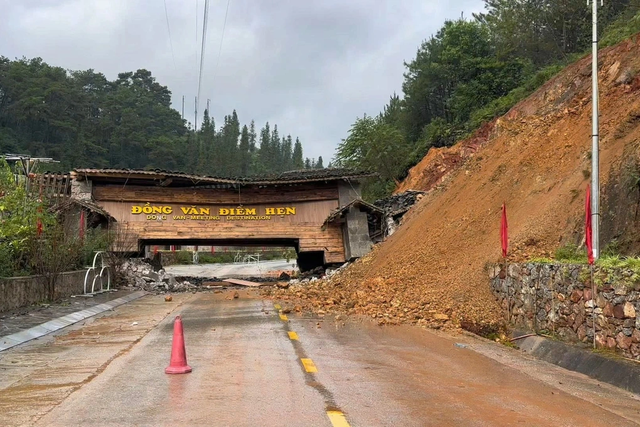 Cổng chào xã Đồng Văn đổ sập sau mưa lớn- Ảnh 1.