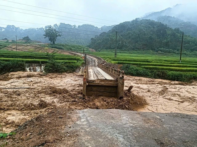 Thanh Hóa nỗ lực khắc phục ách tắc giao thông do sạt lở- Ảnh 3. Thanh Hóa nỗ lực khắc phục ách tắc giao thông do sạt lở- Ảnh 3.