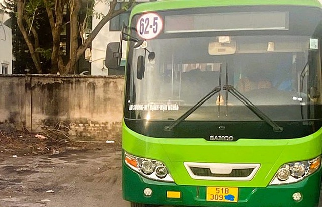  'Leo' xe buýt lên vỉa hè, tài xế bị trừ 4 điểm giấy phép lái xe- Ảnh 1.