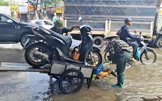 Dịch vụ kéo xe qua đường ngập 'hốt bạc' sau mưa lớn- Ảnh 1.
