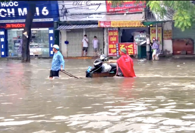 Dịch vụ kéo xe qua đường ngập 'hốt bạc' sau mưa lớn- Ảnh 2.