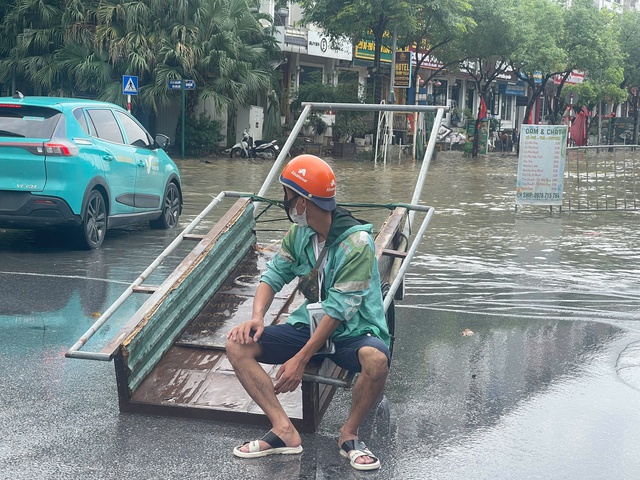 Dịch vụ kéo xe qua đường ngập 'hốt bạc' sau mưa lớn- Ảnh 3.