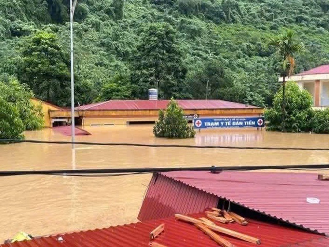 Thái Nguyên ngập lụt lịch sử, nhiều cơ sở y tế bị cô lập, chìm trong biển nước- Ảnh 1.