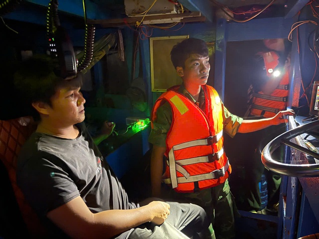 Bắt quả tang 2 tàu giã cào bay hoạt động trái phép trên biển- Ảnh 1.