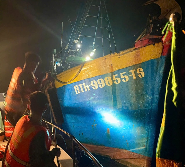 Bắt quả tang 2 tàu giã cào bay hoạt động trái phép trên biển- Ảnh 2.