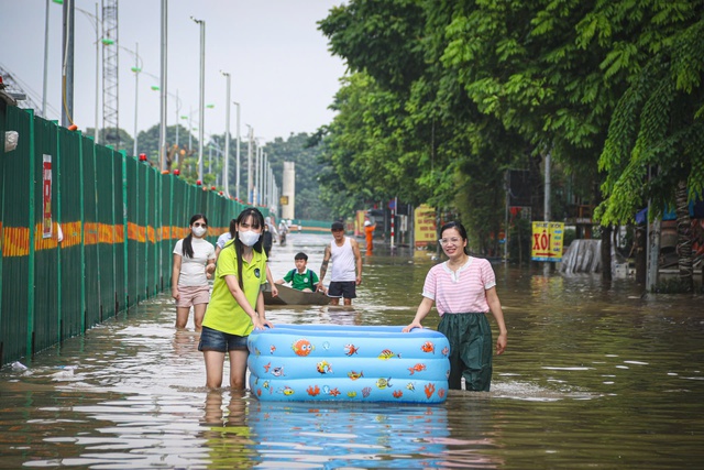 Ngập sâu sau mưa lớn, học sinh Hà Nội được đưa đến lớp bằng 'phương tiện đặc biệt'- Ảnh 9. Ngập sâu sau mưa lớn, học sinh Hà Nội được đưa đến lớp bằng 'phương tiện đặc biệt'- Ảnh 9.
