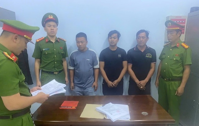 Bắt giữ khẩn cấp nhóm tài xế, phụ xe đánh nhau tại trạm thu phí- Ảnh 1. Bắt giữ khẩn cấp nhóm tài xế, phụ xe đánh nhau tại trạm thu phí- Ảnh 1.