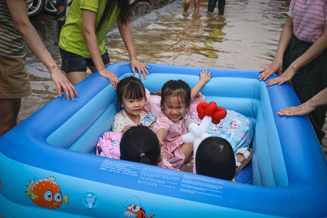 Ngập sâu sau mưa lớn, học sinh Hà Nội được đưa đến lớp bằng 'phương tiện đặc biệt'- Ảnh 7. Ngập sâu sau mưa lớn, học sinh Hà Nội được đưa đến lớp bằng 'phương tiện đặc biệt'- Ảnh 7.