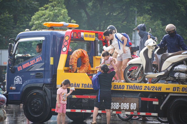 Ngập sâu sau mưa lớn, học sinh Hà Nội được đưa đến lớp bằng 'phương tiện đặc biệt'- Ảnh 10. Ngập sâu sau mưa lớn, học sinh Hà Nội được đưa đến lớp bằng 'phương tiện đặc biệt'- Ảnh 10.