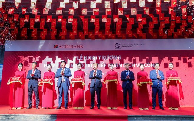 Agribank và Trung tâm Phục vụ Hành chính công TP Hà Nội hợp tác triển khai mô hình hỗ trợ người dân thực hiện dịch vụ công tại điểm giao dịch của ngân hàng- Ảnh 4. Agribank và Trung tâm Phục vụ Hành chính công TP Hà Nội hợp tác triển khai mô hình hỗ trợ người dân thực hiện dịch vụ công tại điểm giao dịch của ngân hàng- Ảnh 4.