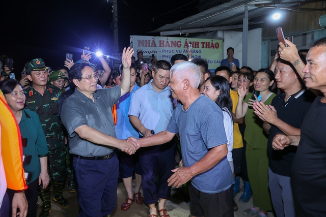 Giữa đêm, Thủ tướng thị sát các xã ngập sâu ở Hà Nội- Ảnh 5. Giữa đêm, Thủ tướng thị sát các xã ngập sâu ở Hà Nội- Ảnh 5.