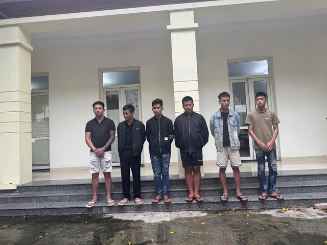 Khởi tố nhóm thanh thiếu niên mang hung khí gây rối
- Ảnh 1. Khởi tố nhóm thanh thiếu niên mang hung khí gây rối
- Ảnh 1.