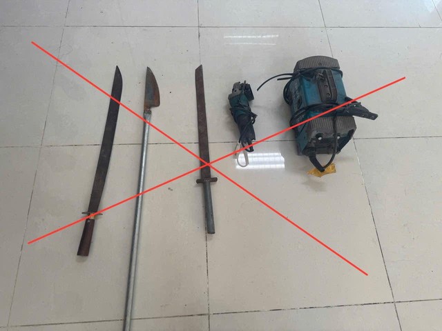 Khởi tố nhóm thanh thiếu niên mang hung khí gây rối
- Ảnh 2. Khởi tố nhóm thanh thiếu niên mang hung khí gây rối
- Ảnh 2.