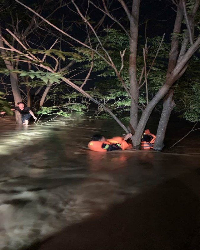 Cứu người đàn ông bị lật thuyền khi tham gia hỗ trợ người dân ngập lụt ở Hà Nội- Ảnh 1. Cứu người đàn ông bị lật thuyền khi tham gia hỗ trợ người dân ngập lụt ở Hà Nội- Ảnh 1.