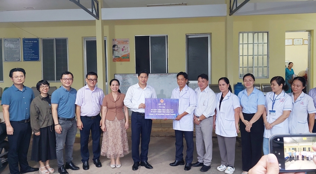 Thứ trưởng Thường trực Bộ Y tế Vũ Mạnh Hà thăm, tặng thiết bị y tế cho tuyến cơ sở tại Đồng Nai- Ảnh 2. Thứ trưởng Thường trực Bộ Y tế Vũ Mạnh Hà thăm, tặng thiết bị y tế cho tuyến cơ sở tại Đồng Nai- Ảnh 2.