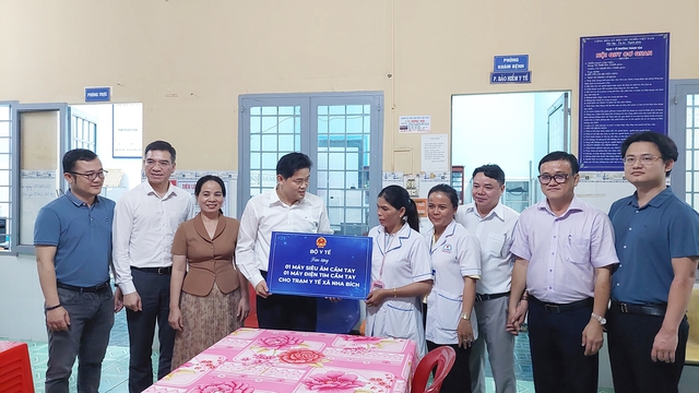 Thứ trưởng Thường trực Bộ Y tế Vũ Mạnh Hà thăm, tặng thiết bị y tế cho tuyến cơ sở tại Đồng Nai- Ảnh 5. Thứ trưởng Thường trực Bộ Y tế Vũ Mạnh Hà thăm, tặng thiết bị y tế cho tuyến cơ sở tại Đồng Nai- Ảnh 5.