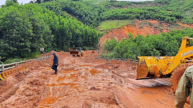 Cảnh báo nguy cơ sạt lở đèo Lò Xo, Trung Bộ còn bao nhiêu điểm ách tắc giao thông- Ảnh 2.