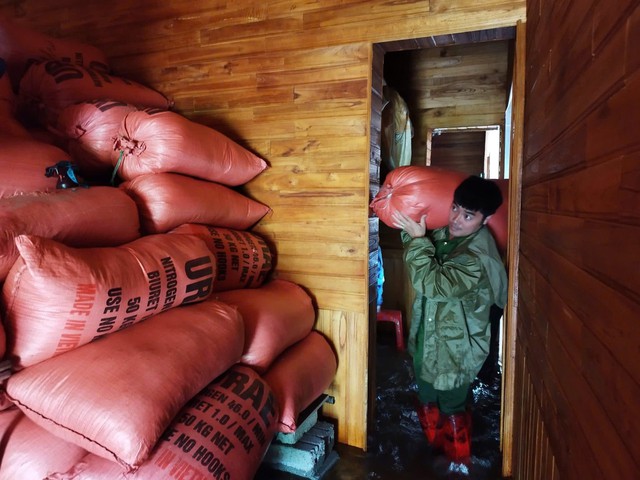 Những khoảnh khắc xúc động đến nghẹn lời ở vùng lũ- Ảnh 5. Những khoảnh khắc xúc động đến nghẹn lời ở vùng lũ- Ảnh 5.