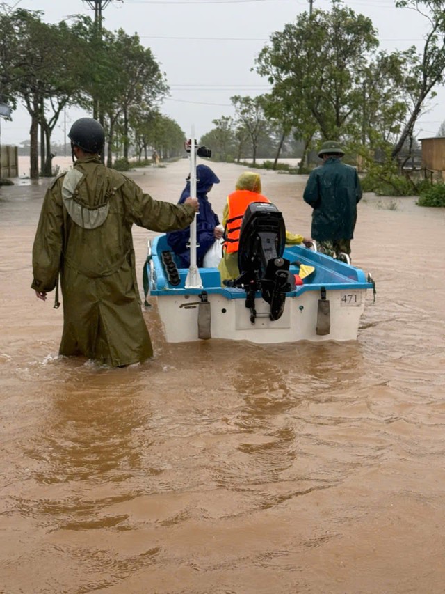 Những khoảnh khắc xúc động đến nghẹn lời ở vùng lũ- Ảnh 14. Những khoảnh khắc xúc động đến nghẹn lời ở vùng lũ- Ảnh 14.