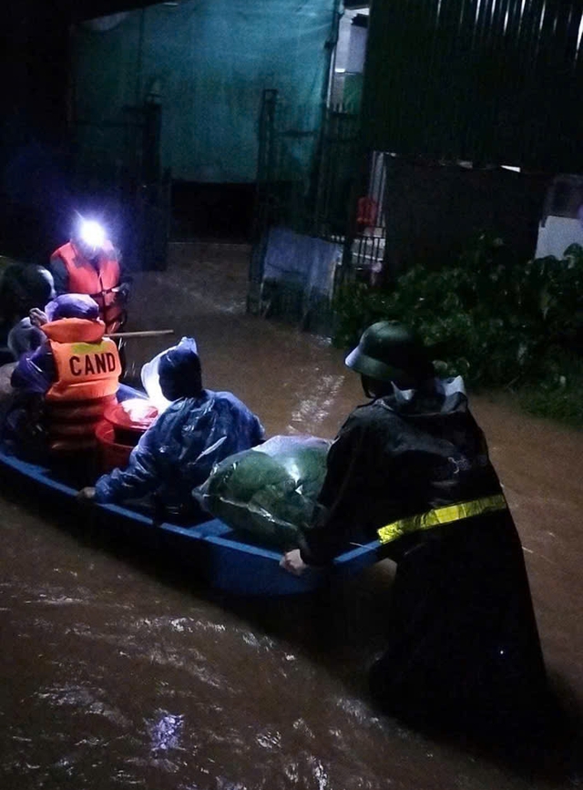 Những khoảnh khắc xúc động đến nghẹn lời ở vùng lũ- Ảnh 10. Những khoảnh khắc xúc động đến nghẹn lời ở vùng lũ- Ảnh 10.