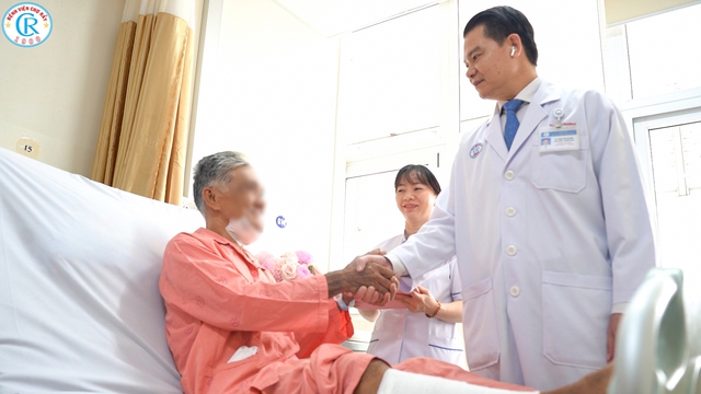 Ca phẫu thuật đặc biệt cho bệnh nhân có nhịp tim 40 lần/phút, bị biến chứng sau phẫu thuật xương hàm- Ảnh 2. Ca phẫu thuật đặc biệt cho bệnh nhân có nhịp tim 40 lần/phút, bị biến chứng sau phẫu thuật xương hàm- Ảnh 2.