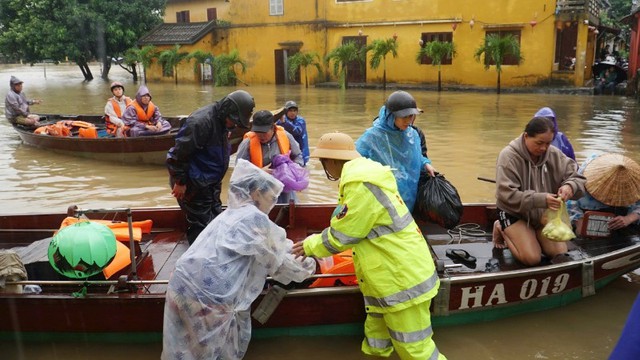 Nước lũ chưa rút hết, miền Trung lại mưa trên 750mm- Ảnh 2.