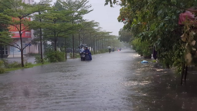 Miền Trung vẫn còn mưa cực lớn trên 700m, rủi ro thiên tai vẫn rất cao- Ảnh 2.