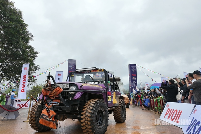 Nín thở với những pha lội bùn nghẹt thở tại giải đua ô tô địa hình ở Đồng Mô- Ảnh 3. Nín thở với những pha lội bùn nghẹt thở tại giải đua ô tô địa hình ở Đồng Mô- Ảnh 3.