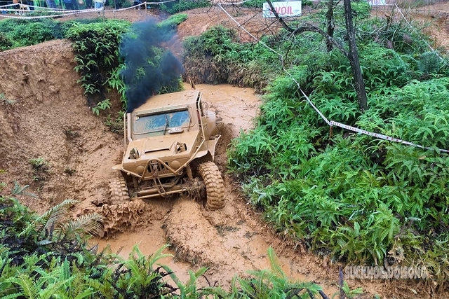 Nín thở với những pha lội bùn nghẹt thở tại giải đua ô tô địa hình ở Đồng Mô- Ảnh 6. Nín thở với những pha lội bùn nghẹt thở tại giải đua ô tô địa hình ở Đồng Mô- Ảnh 6.