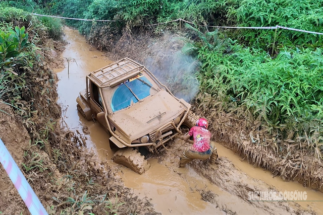 Nín thở với những pha lội bùn nghẹt thở tại giải đua ô tô địa hình ở Đồng Mô- Ảnh 7. Nín thở với những pha lội bùn nghẹt thở tại giải đua ô tô địa hình ở Đồng Mô- Ảnh 7.