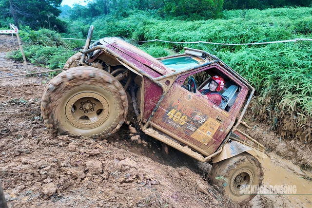 Nín thở với những pha lội bùn nghẹt thở tại giải đua ô tô địa hình ở Đồng Mô- Ảnh 8. Nín thở với những pha lội bùn nghẹt thở tại giải đua ô tô địa hình ở Đồng Mô- Ảnh 8.