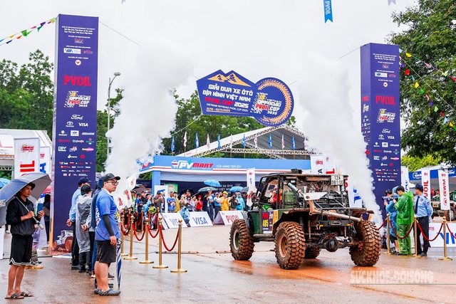 Nín thở với những pha lội bùn nghẹt thở tại giải đua ô tô địa hình ở Đồng Mô- Ảnh 2. Nín thở với những pha lội bùn nghẹt thở tại giải đua ô tô địa hình ở Đồng Mô- Ảnh 2.