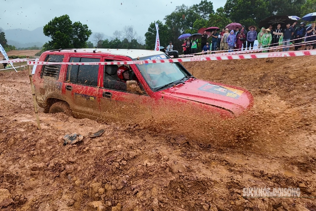 Nín thở với những pha lội bùn nghẹt thở tại giải đua ô tô địa hình ở Đồng Mô- Ảnh 5. Nín thở với những pha lội bùn nghẹt thở tại giải đua ô tô địa hình ở Đồng Mô- Ảnh 5.