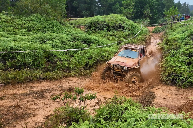 Nín thở với những pha lội bùn nghẹt thở tại giải đua ô tô địa hình ở Đồng Mô- Ảnh 4. Nín thở với những pha lội bùn nghẹt thở tại giải đua ô tô địa hình ở Đồng Mô- Ảnh 4.