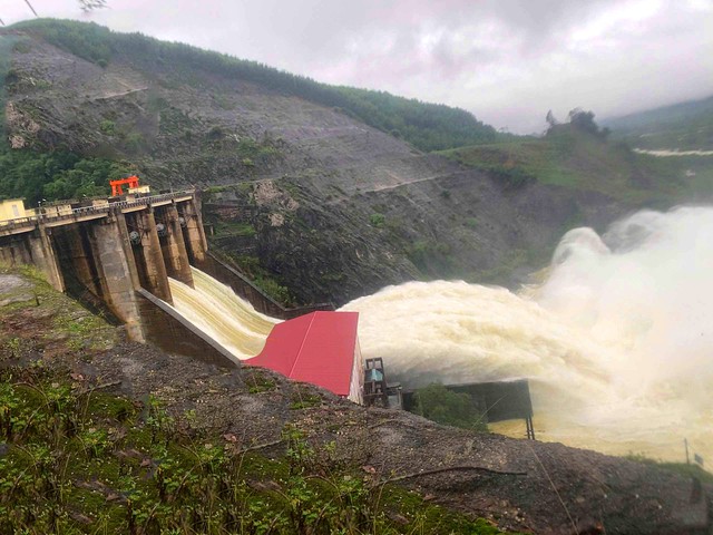 Xuyên đêm sơ tán người dân ra khỏi vùng ngập lụt- Ảnh 3. Xuyên đêm sơ tán người dân ra khỏi vùng ngập lụt- Ảnh 3.