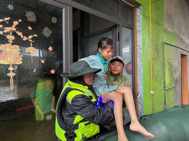 Những khoảnh khắc xúc động đến nghẹn lời ở vùng lũ- Ảnh 4. Những khoảnh khắc xúc động đến nghẹn lời ở vùng lũ- Ảnh 4.