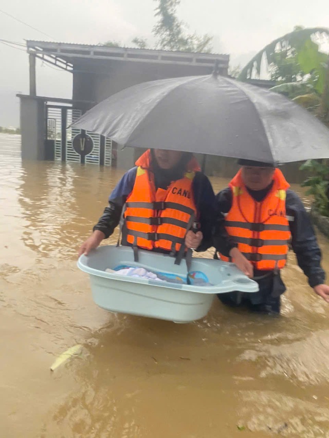 Những khoảnh khắc xúc động đến nghẹn lời ở vùng lũ- Ảnh 6. Những khoảnh khắc xúc động đến nghẹn lời ở vùng lũ- Ảnh 6.