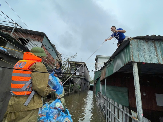 Những khoảnh khắc xúc động đến nghẹn lời ở vùng lũ- Ảnh 3. Những khoảnh khắc xúc động đến nghẹn lời ở vùng lũ- Ảnh 3.
