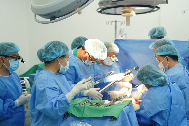 Bệnh viện Chợ Rẫy thực hiện thành công 7 ca ghép tạng trong 3 ngày, ghi dấu ca ghép phổi đầu tiên ở phía Nam- Ảnh 2.