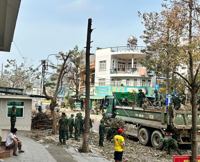 Bệnh viện Phong - Da liễu Trung ương Quy Hòa khẩn trương khắc phục thiệt hại nặng bão số 13- Ảnh 1.