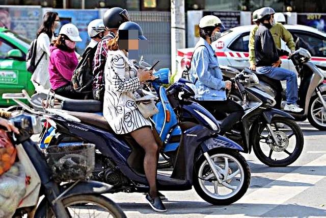 Cục CSGT thông tin về việc dừng đèn đỏ dùng điện thoại bị phạt- Ảnh 2.